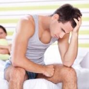 Ein Mann ist wütend wegen pathologischem Ausfluss, wenn er aufgeregt ist